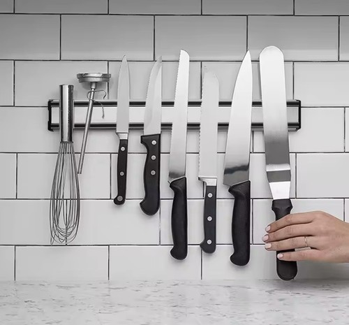 Magnetic bar for knives